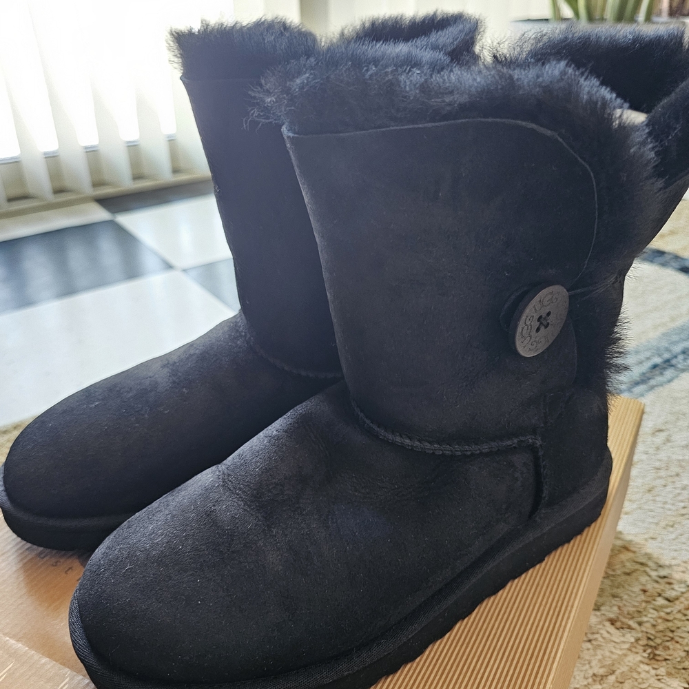 UGG .2in1.Women's Black Shearling Boots with Bailey Button.